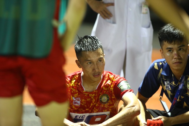 Thành Chung nhanh chóng sơ cứu cho cầu thủ Thanh Hoá có dấu hiệu nuốt lưỡi - Ảnh 7.