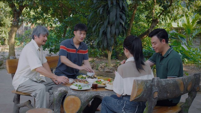 Khán giả đòi đổi tên phim Việt giờ vàng thành Món Nợ Của Cha - Ảnh 1.