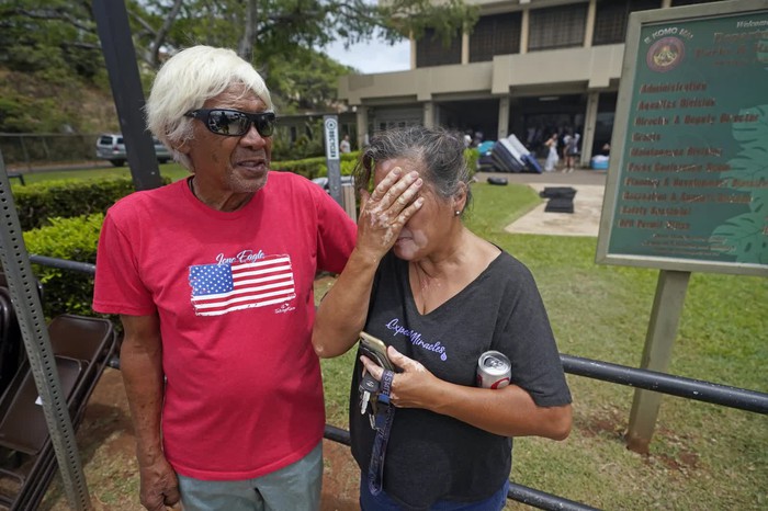 Người dân Hawaii bật khóc trước thảm họa cháy rừng chưa từng có trong lịch sử: 'Tôi chẳng còn gì nữa'
