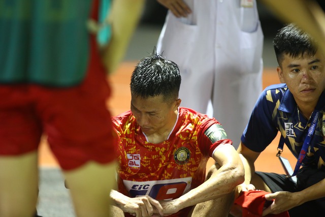 Thành Chung nhanh chóng sơ cứu cho cầu thủ Thanh Hoá có dấu hiệu nuốt lưỡi - Ảnh 5.
