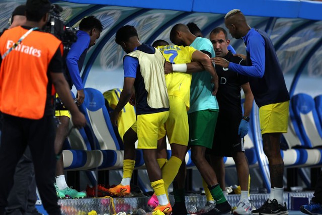 Concerns about the injury caused Ronaldo to shed tears in the historic match of Al Nassr - Photo 4.