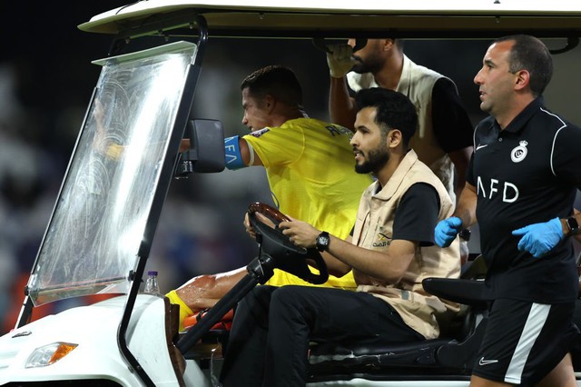 Concerns about the injury caused Ronaldo to shed tears in the historic match of Al Nassr - Photo 3.