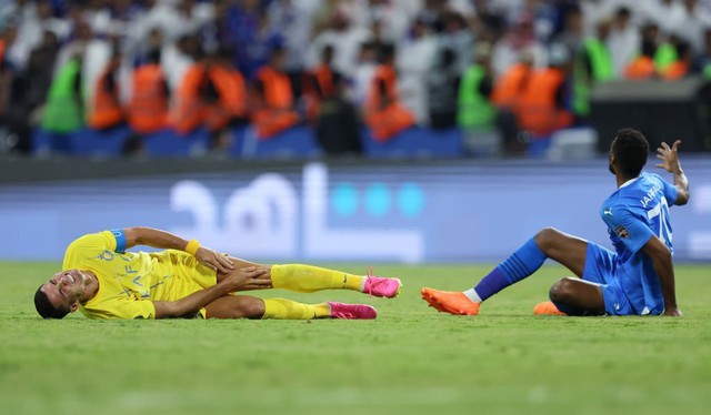 Concerns about the injury caused Ronaldo to shed tears in the historic match of Al Nassr - Photo 2.