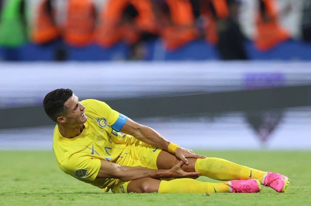 Concerns about the injury caused Ronaldo to shed tears in the historic match of Al Nassr - Photo 1.