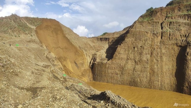 Hơn 30 người mất tích trong vụ lở đất ở mỏ ngọc bích Myanmar - Ảnh 1.
