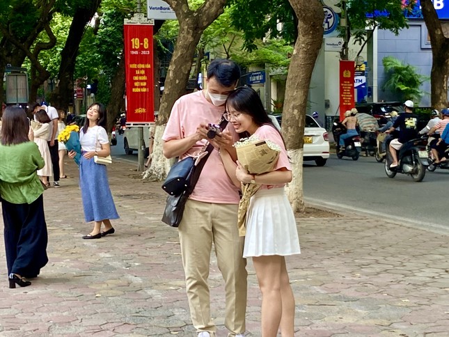 Bạn trẻ chen chân chụp ảnh đón thu trên phố Hà Nội - Ảnh 7.