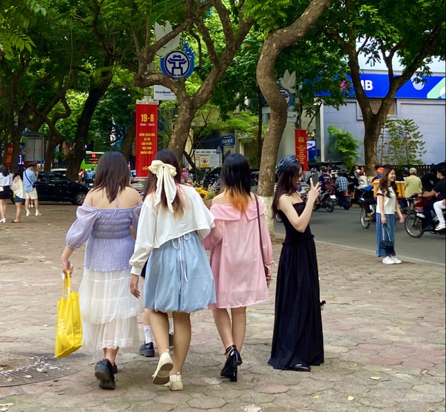 Bạn trẻ chen chân chụp ảnh đón thu trên phố Hà Nội - Ảnh 6.