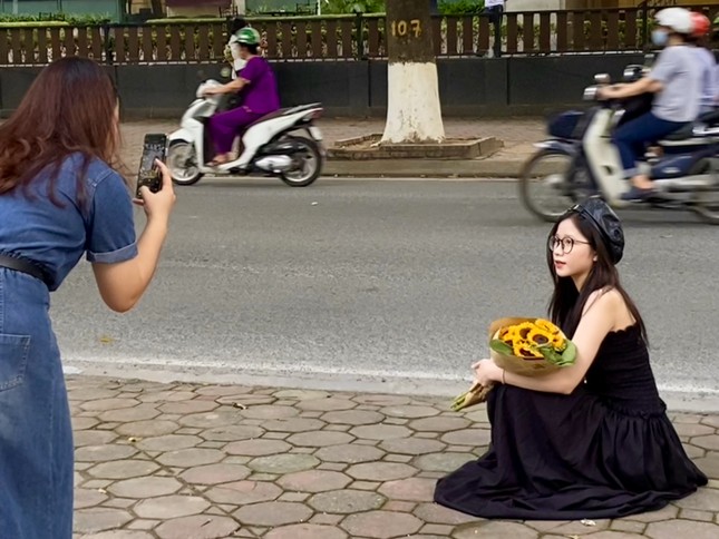 Bạn trẻ chen chân chụp ảnh đón thu trên phố Hà Nội - Ảnh 4.