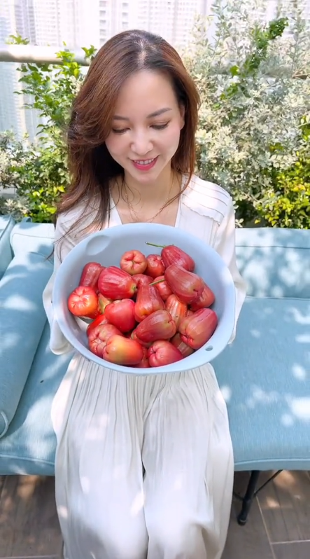 CEO sống trong penthouse 600m2 mát tay làm vườn: Trồng cây sai trĩu quả, chăm hoa đua nở rực rỡ - Ảnh 6.