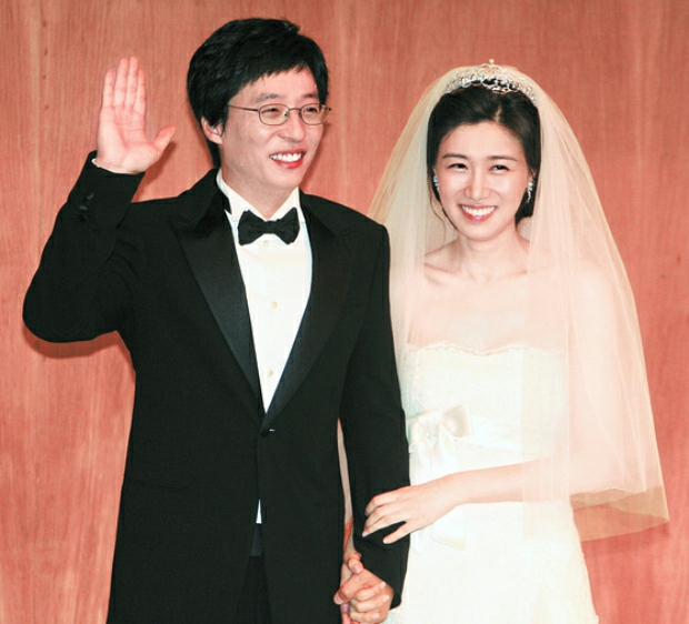 MC quốc dân Yoo Jae Suk bị tố thường xuyên đánh đập vợ, khiến bà xã uất ức đến mức òa khóc - Ảnh 3.