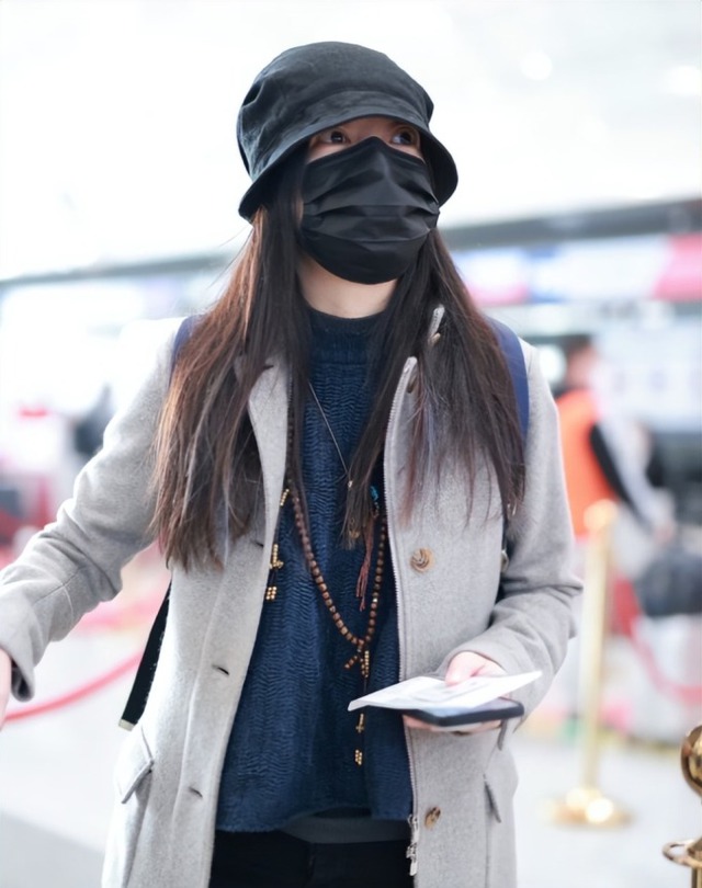 Triệu Vy hiếm hoi lộ diện ở sân bay hậu phong sát, lộ 1 đặc điểm khiến fan lo lắng - Ảnh 8.