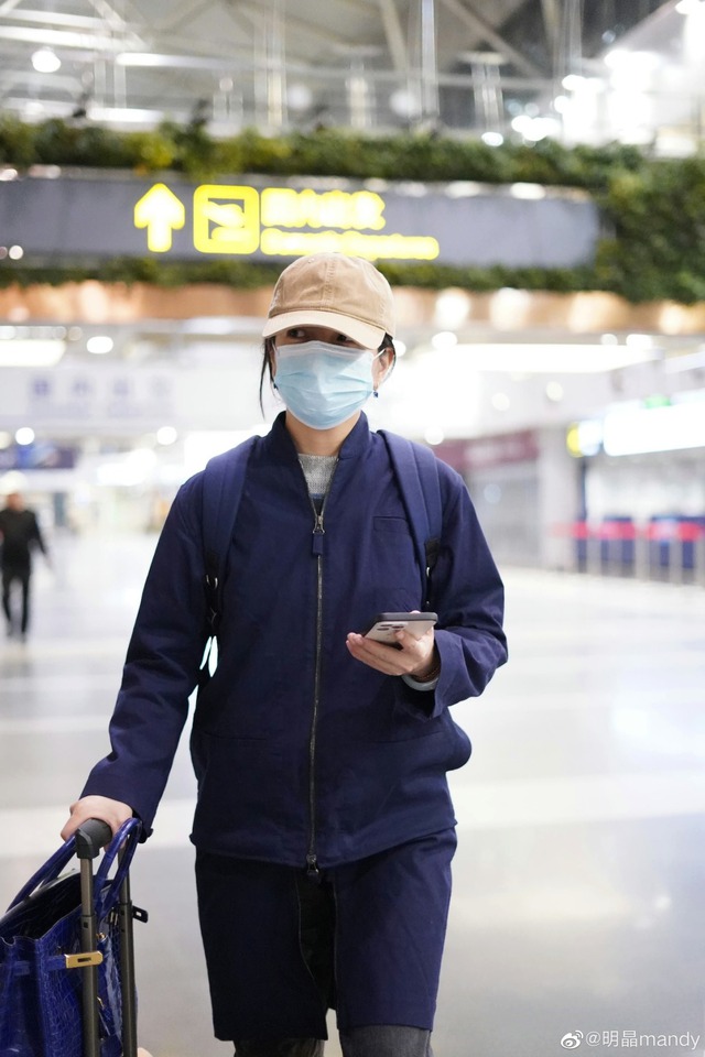 Triệu Vy hiếm hoi lộ diện ở sân bay hậu phong sát, lộ 1 đặc điểm khiến fan lo lắng - Ảnh 7.