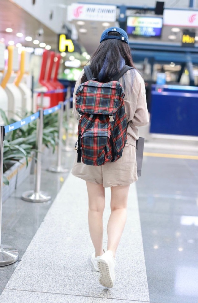 Triệu Vy hiếm hoi lộ diện ở sân bay hậu phong sát, lộ 1 đặc điểm khiến fan lo lắng - Ảnh 5.