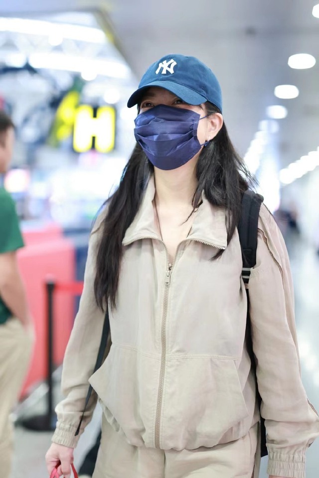 Triệu Vy hiếm hoi lộ diện ở sân bay hậu phong sát, lộ 1 đặc điểm khiến fan lo lắng - Ảnh 4.