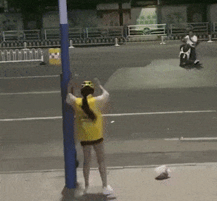 Đằng sau clip nữ shipper bật khóc vì mất xe giữa đêm: Trào lưu dàn dựng tình huống giả trên mạng xã hội Trung Quốc - Ảnh 1.