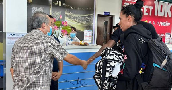 Bầu Đức ra s&acirc;n bay tiễn vợ Paollo, thi thể ngoại binh HAGL tử nạn sắp được đưa về Bồ Đ&agrave;o Nha - Ảnh 1.