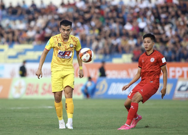 Sau bàn mở tỉ số, tiền vệ Nguyễn Trọng Hùng chắp tay tưởng nhớ 3 thành viên CLB HAGL - Ảnh 11.