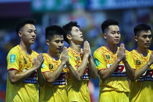 Sau bàn mở tỉ số, tiền vệ Nguyễn Trọng Hùng chắp tay tưởng nhớ 3 thành viên CLB HAGL - Ảnh 2.