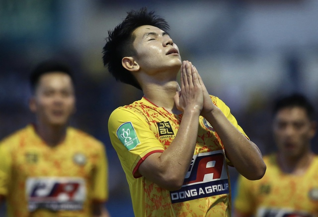 Sau bàn mở tỉ số, tiền vệ Nguyễn Trọng Hùng chắp tay tưởng nhớ 3 thành viên CLB HAGL - Ảnh 1.