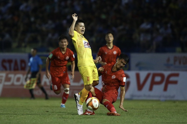 Sau bàn mở tỉ số, tiền vệ Nguyễn Trọng Hùng chắp tay tưởng nhớ 3 thành viên CLB HAGL - Ảnh 9.
