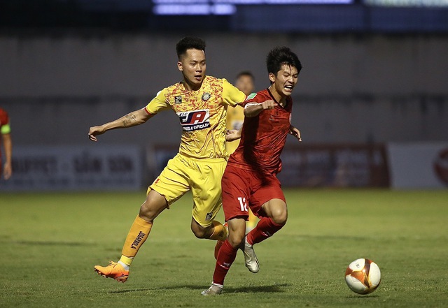 Sau bàn mở tỉ số, tiền vệ Nguyễn Trọng Hùng chắp tay tưởng nhớ 3 thành viên CLB HAGL - Ảnh 8.