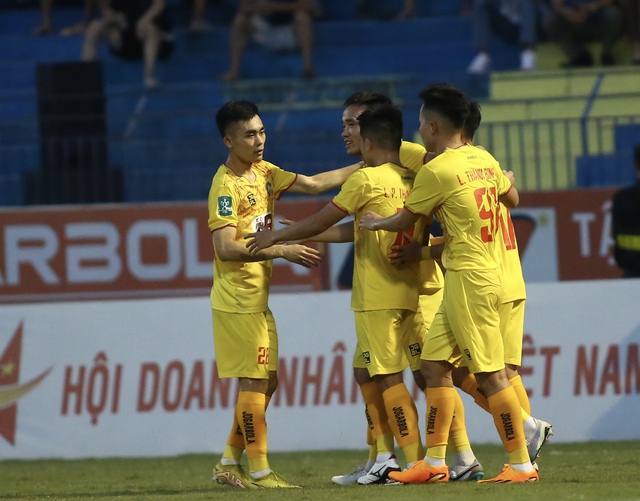 Sau bàn mở tỉ số, tiền vệ Nguyễn Trọng Hùng chắp tay tưởng nhớ 3 thành viên CLB HAGL - Ảnh 7.