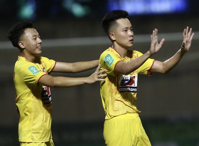 Sau bàn mở tỉ số, tiền vệ Nguyễn Trọng Hùng chắp tay tưởng nhớ 3 thành viên CLB HAGL - Ảnh 5.