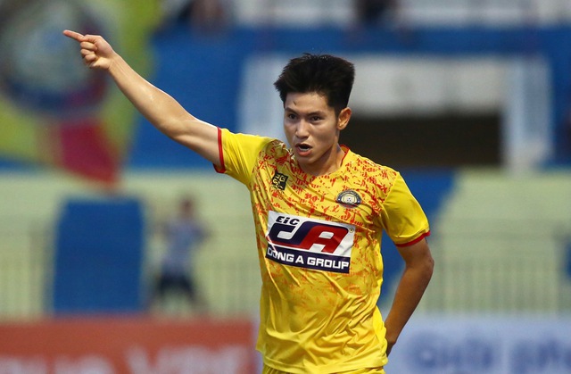Sau bàn mở tỉ số, tiền vệ Nguyễn Trọng Hùng chắp tay tưởng nhớ 3 thành viên CLB HAGL - Ảnh 3.