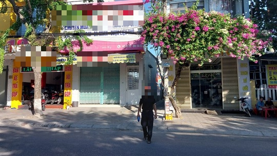 Phát hiện chuyện đau lòng trong ngôi nhà phát ra mùi hôi thối - Ảnh 1.