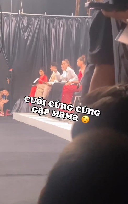 Leon nhà Hồ Ngọc Hà gây cười với biểu cảm hài hước khi chờ mẹ tan làm - Ảnh 4.