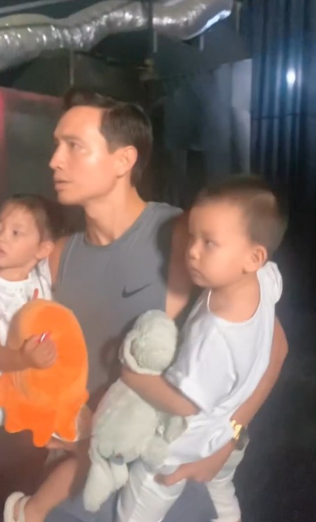Leon nhà Hồ Ngọc Hà gây cười với biểu cảm hài hước khi chờ mẹ tan làm - Ảnh 3.