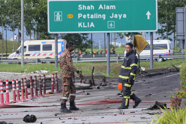 Video ghi lại khoảnh khắc máy bay Malaysia gặp nạn, danh tính nạn nhân được tiết lộ - Ảnh 4.
