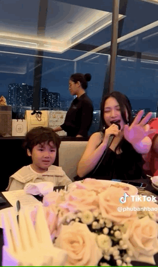 Khoảnh khắc siêu hài của Hoà Minzy và bé Bo: Mẹ say sưa hát, con mè nheo đòi tắt vì 1 lý do - Ảnh 4. Khoảnh khắc siêu hài của Hoà Minzy và bé Bo: Mẹ say sưa hát, con mè nheo đòi tắt vì 1 lý do - Ảnh 4.