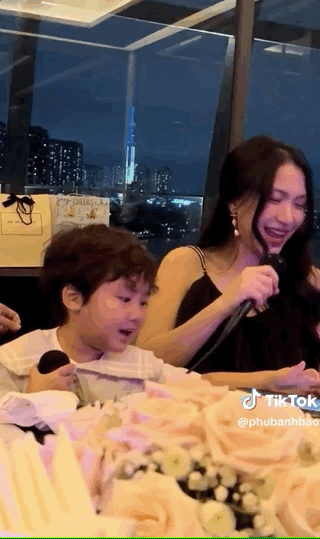 Khoảnh khắc siêu hài của Hoà Minzy và bé Bo: Mẹ say sưa hát, con mè nheo đòi tắt vì 1 lý do - Ảnh 5. Khoảnh khắc siêu hài của Hoà Minzy và bé Bo: Mẹ say sưa hát, con mè nheo đòi tắt vì 1 lý do - Ảnh 5.