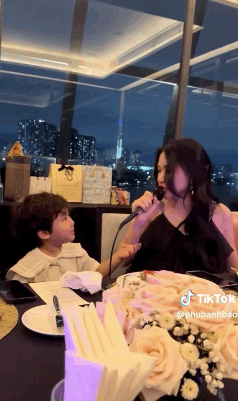 Khoảnh khắc siêu hài của Hoà Minzy và bé Bo: Mẹ say sưa hát, con mè nheo đòi tắt vì 1 lý do - Ảnh 3. Khoảnh khắc siêu hài của Hoà Minzy và bé Bo: Mẹ say sưa hát, con mè nheo đòi tắt vì 1 lý do - Ảnh 3.