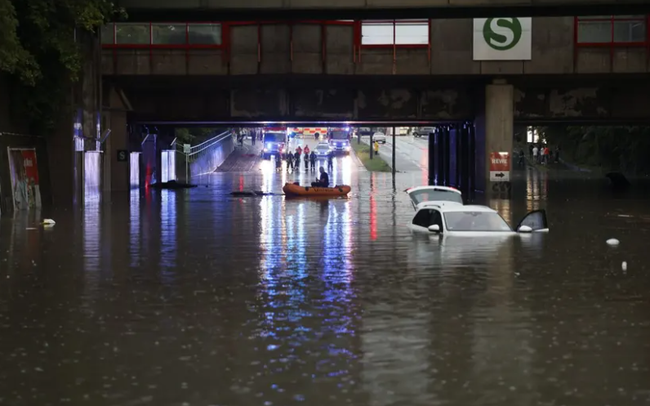 Lũ lụt tràn vào miền nam nước Đức, nhiều người mắc kẹt trong ô tô