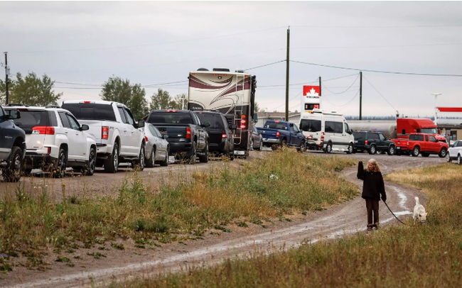 Người dân khẩn trương sơ tán khỏi thành phố Yellowknife (Canada) khi cháy rừng ập đến