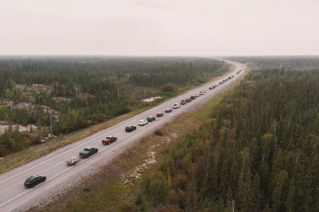 Cư dân khẩn cấp sơ tán khỏi thành phố Yellowknife (Canada) khi cháy rừng đến gần