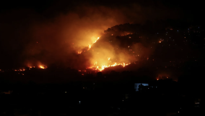 Italy "vật lộn" với cháy rừng, nắng nóng và mưa đá cực lớn
