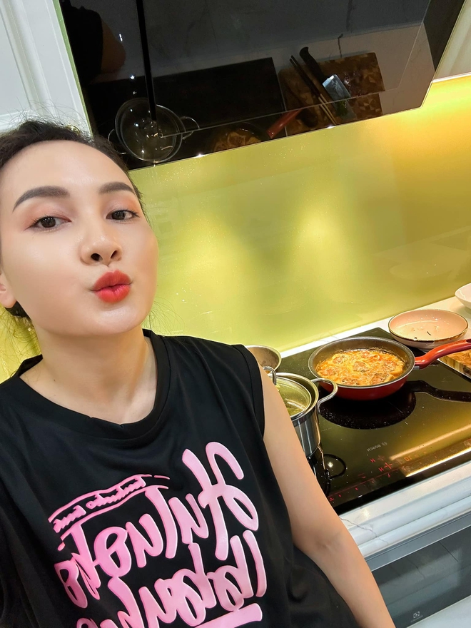 Bị chồng đề nghị bán núi đồ hiệu sau 3 năm tạm ngưng đóng phim, nữ diễn viên Vbiz đáp lại 1 câu gây bất ngờ - Ảnh 6. Bị chồng đề nghị bán núi đồ hiệu sau 3 năm tạm ngưng đóng phim, nữ diễn viên Vbiz đáp lại 1 câu gây bất ngờ - Ảnh 6.