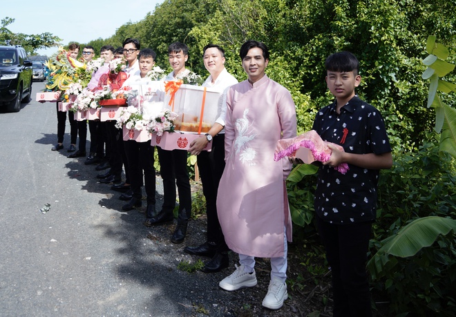 Vợ k&eacute;m 17 tuổi của Hồ Quang Hiếu đeo v&agrave;ng trĩu cổ, được chồng hứa 6 điều đặc biệt trong đ&aacute;m hỏi ở C&agrave; Mau - Ảnh 2.