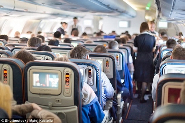 Tại sao phải duỗi thẳng lưng ghế khi máy bay cất cánh và hạ cánh?