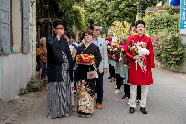 Bố mẹ chồng Nhật tạo bất ngờ trong đám cưới khiến con dâu Việt xúc động, thu hút 2,4 triệu lượt xem - Ảnh 2.