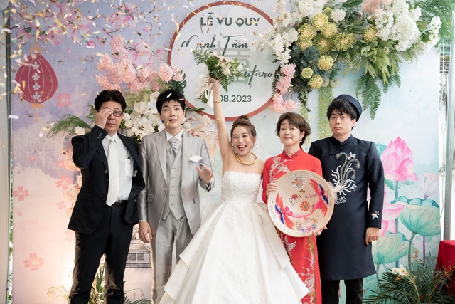 Bố mẹ chồng Nhật tạo bất ngờ trong đám cưới khiến con dâu Việt xúc động, thu hút 2,4 triệu lượt xem - Ảnh 1.