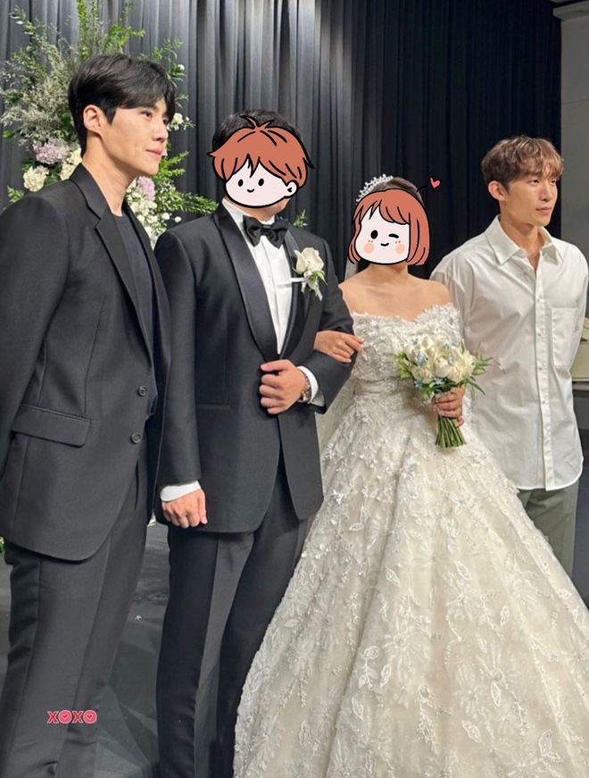 Shin Min Ah cùng Kim Woo Bin dự hôn lễ quản lý, bất ngờ hội ngộ Kim Seon Ho sau 2 năm - Ảnh 6.