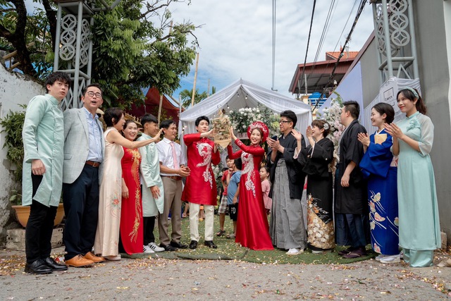Bố mẹ chồng Nhật tạo bất ngờ trong đám cưới khiến con dâu Việt xúc động, thu hút 2,4 triệu lượt xem - Ảnh 5.