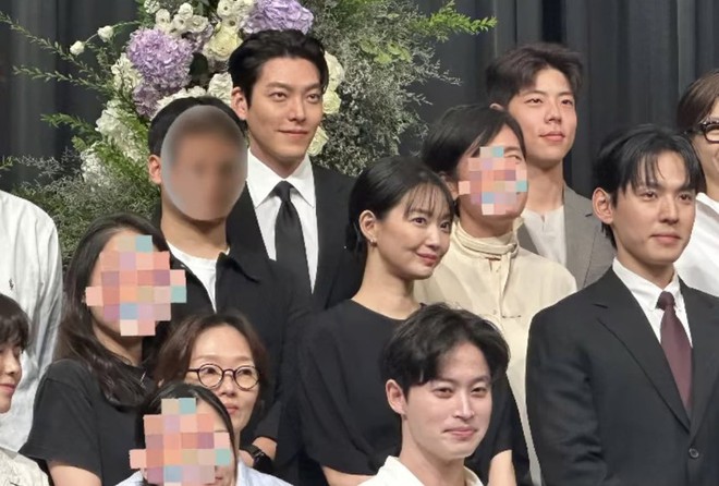 Shin Min Ah cùng Kim Woo Bin dự hôn lễ quản lý, bất ngờ hội ngộ Kim Seon Ho sau 2 năm - Ảnh 3.