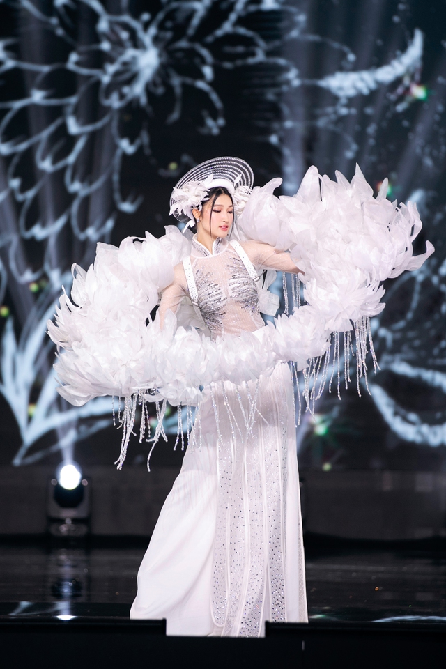 Mãn nhãn đêm thi Trang phục dân tộc Miss Grand Vietnam: Thiên Ân diễn xuất thần, loạt thiết kế ấn tượng đến bất ngờ - Ảnh 10.