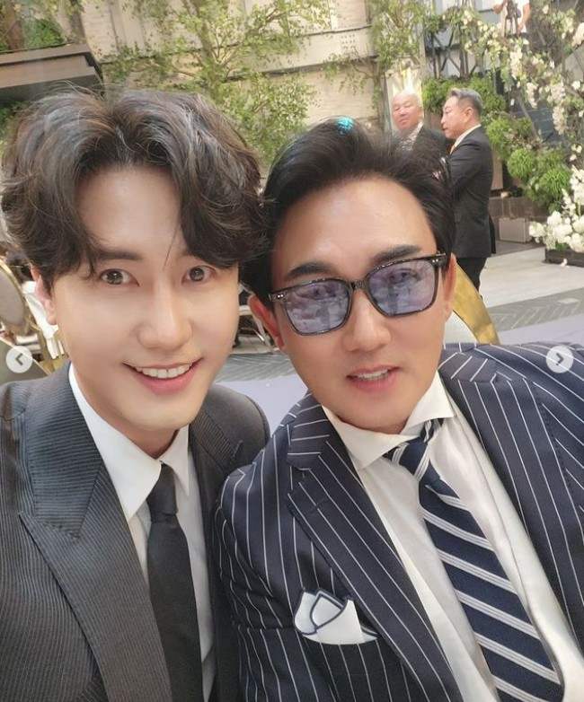 H&ocirc;n lễ t&agrave;i tử H&agrave;n v&agrave; bản sao Jungkook k&eacute;m 18 tuổi: Ch&uacute; rể đắm đuối nh&igrave;n c&ocirc; d&acirc;u, Jaejoong bắt được hoa cưới giữa d&agrave;n sao - Ảnh 12.