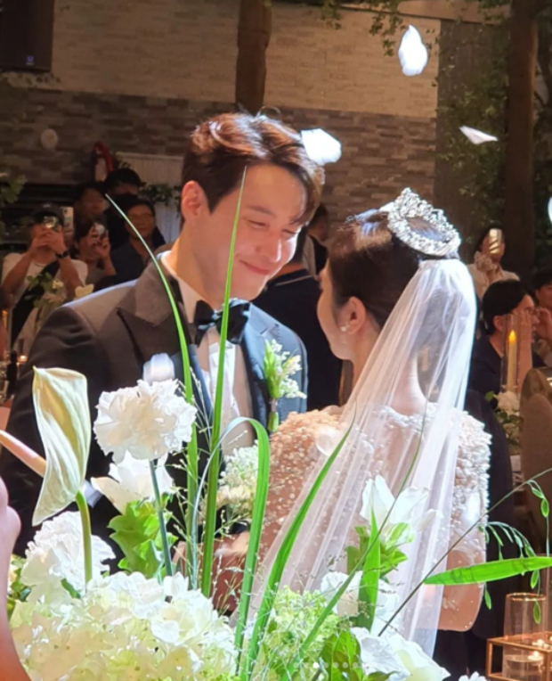 Hôn lễ tài tử Hàn và bản sao Jungkook kém 18 tuổi: Chú rể đắm đuối nhìn cô dâu, Jaejoong bắt được hoa cưới giữa dàn sao - Ảnh 4.